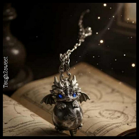 🆕️LAST ONE!🌹ADORABLE BABY DRAGON CLUTCHING PRECIOUS GEM NECKLACE GIFT BOXED - Picture 4 of 17